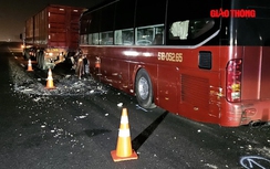 Bản tin TNGT 30/3:  Khách hoảng loạn sau cú tông mạnh vào đuôi xe container