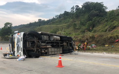 Xe tải chở hoa quả bị lật trên đèo Lò Xo