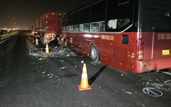 Đầu xe giường nằm bẹp dúm sau cú tông xe container trên cao tốc TP.HCM - Trung Lương