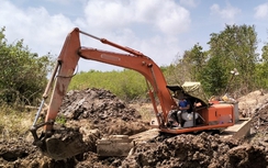Xe máy tông vào xe cuốc, hai thiếu niên nhập viện