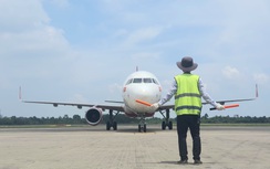 Nhân viên sân bay Cần Thơ cần mẫn làm việc dưới nắng nóng hơn 50 độ C
