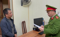 Tài xế xe máy chửi bới, xưng "bố", hất văng máy đo nồng độ cồn của CSGT