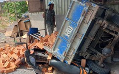 Xe ba gác lao vào trạm chờ xe buýt ở Sóc Trăng, tài xế nguy kịch