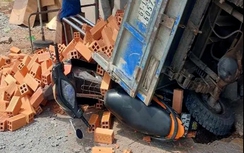 Bản tin TNGT 4/3: Xe ba gác chở gạch bất ngờ tông thẳng vào nhà chờ xe buýt