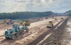 Sử dụng đất, đá dư thừa đắp mở rộng nền đường cao tốc Bùng - Vạn Ninh