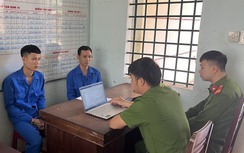 Bắt giam hai đối tượng đi xe máy gắn biển số giả, cướp giật dây chuyền vàng