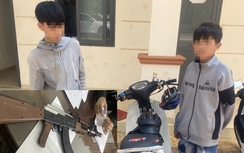 Triệu tập hai thiếu niên đi xe máy mang theo vật giống súng