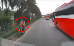 Hoảng hồn xe hai bánh đi ngược chiều, đối đầu ô tô trên đường Võ Nguyên Giáp