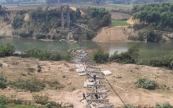 Cầu treo bất ngờ đổ sập khi đang khắc phục sạt lở mố