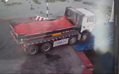 Đã trục vớt ô tô tải rơi xuống sông ở Đồng Tháp