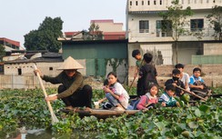 Bất ngờ cảnh học sinh vượt sông đến trường ở một khu dân cư sầm uất