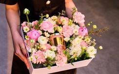 Hoa kết hợp bánh kem, nến thơm hút khách dịp 8/3