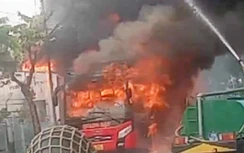 Xe giường nằm bốc cháy khi đang chạy trên đường ở Đồng Tháp