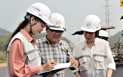 Những “bóng hồng” trên công trường giao thông