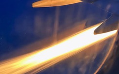 Động cơ máy bay Boeing 737 gặp sự cố, phun lửa rừng rực giữa trời
