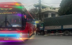 Hai học sinh văng khỏi xe khách trong vụ tai nạn với ô tô tải tại Hải Phòng
