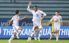 Hai lần tặng phạt đền, cựu sao HAGL suýt khiến đội đầu bảng V-League ôm hận