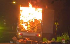 Xe tải chở hàng bốc cháy dữ dội trên quốc lộ 26