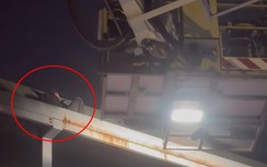 Giải cứu thanh niên uống rượu bia, nằm trên mái cầu vượt đi bộ