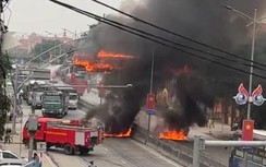 Cổng chào điện tử trên QL1 bốc cháy dữ dội, tài xế tá hỏa bỏ chạy