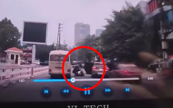 Mở cửa ô tô bất cẩn khiến người phụ nữ đi xe máy chết thảm dưới bánh xe khách