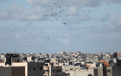 Hàng cứu trợ rơi quá nhanh làm nhiều người Gaza thiệt mạng