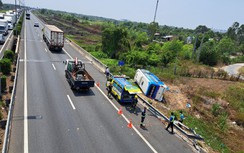 Xe 29 chỗ lao xuống taluy cao tốc TP.HCM - Trung Lương, nhiều khách bị thương