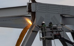 Vụ tàu đâm sập cầu: Mỹ dọn dẹp hàng tấn kim loại ngổn ngang dưới sông thế nào?