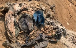 Đào đất làm đường, công nhân phát hiện hài cốt liệt sĩ cùng nhiều di vật