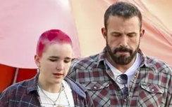 Con gái tài tử "Người dơi" đổi tên, công khai giới tính mới