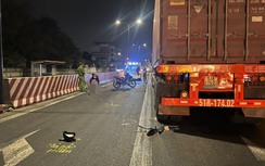 Tông vào đuôi xe container dừng đèn đỏ, thanh niên đi xe máy tử vong