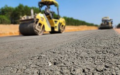 Thảm mẻ cấp phối đá dăm đầu tiên trên cao tốc Quảng Ngãi - Hoài Nhơn