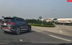 Người ngồi trên xe hoảng hốt la hét khi bị ô tô tạt đầu, rẽ ẩu trên cao tốc