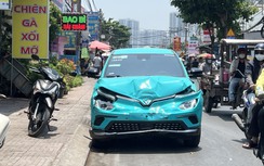 Taxi công nghệ tông hàng loạt xe máy ở TP.HCM