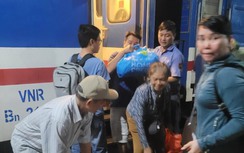 Tăng tốc trung chuyển hàng trăm hành khách đi tàu sau sự cố sạt lở hầm đèo Cả