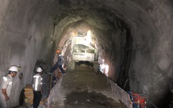 Tiếp tục sạt lở hầm đường sắt qua đèo Cả, hành khách được trung chuyển, phát cơm miễn phí
