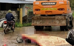 Xe đạp va chạm xe máy xúc ở ngã tư, một cụ bà tử vong thương tâm