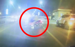 Gặp chốt CSGT, thanh niên vội quay xe bỏ chạy, suýt bị ô tô đâm