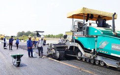Bắt đầu thảm nhựa tuyến tránh thành phố Long Xuyên