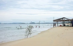 Hai học sinh đuối nước khi tắm biển, một cháu tử vong