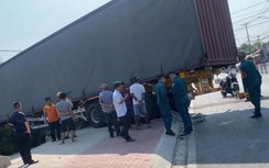 Xe container tông vào dải phân cách, đè nát một xe máy ở TP.HCM