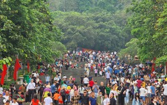 Người dân ùn ùn đổ về Đền Hùng trước ngày Giỗ Tổ