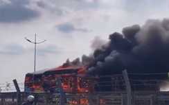 Xe giường nằm bốc cháy trên cao tốc, 18 hành khách thoát nạn