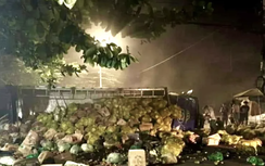 Xe tải chở rau củ lật ngang trên QL20