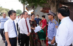 Khen thưởng nhân viên gác chắn đường sắt dũng cảm cứu người