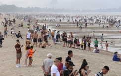 Biển Cửa Lò chật kín du khách trước đêm khai hội