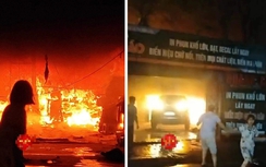 Người dân phá cửa giải cứu ô tô, đồ đạc khỏi đám cháy nhà ở Hà Nội