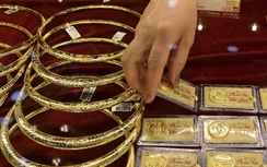 Vàng miếng SJC giao dịch ảm đạm, giá thế giới “cắm đầu” giảm