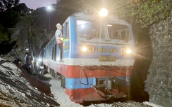 Cận cảnh chuyến tàu khách đầu tiên thông hầm Đèo Cả sau 9 ngày sạt lở