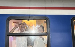 Hành khách cười tươi trên chuyến tàu khách đầu tiên sau thông hầm Đèo Cả